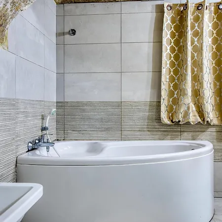 Historic 2br Townhouse With Charm & By 360 Estates 아파트