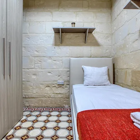 Historic 2br Townhouse With Charm & By 360 Estates 아파트