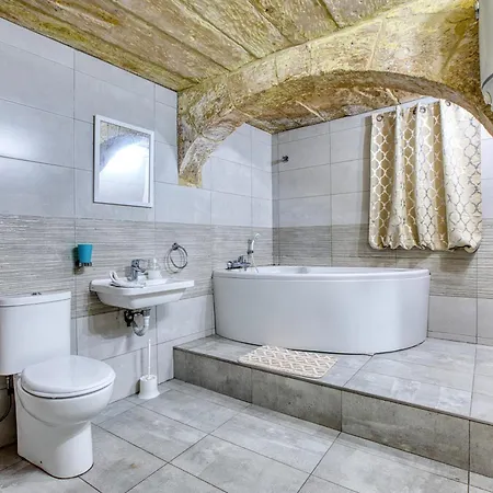 Historic 2br Townhouse With Charm & By 360 Estates Apartment *