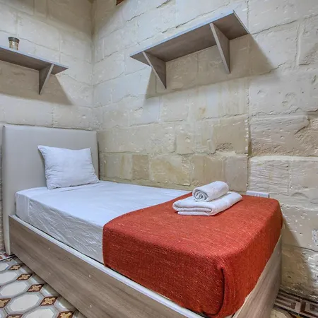 Historic 2br Townhouse With Charm & By 360 Estates * Valletta